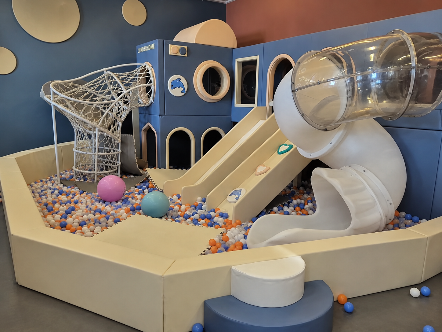 Aire de jeux enfants avec piscine à balles et toboggan — restaurant buffet à volonté Bordeaux Le Haillan