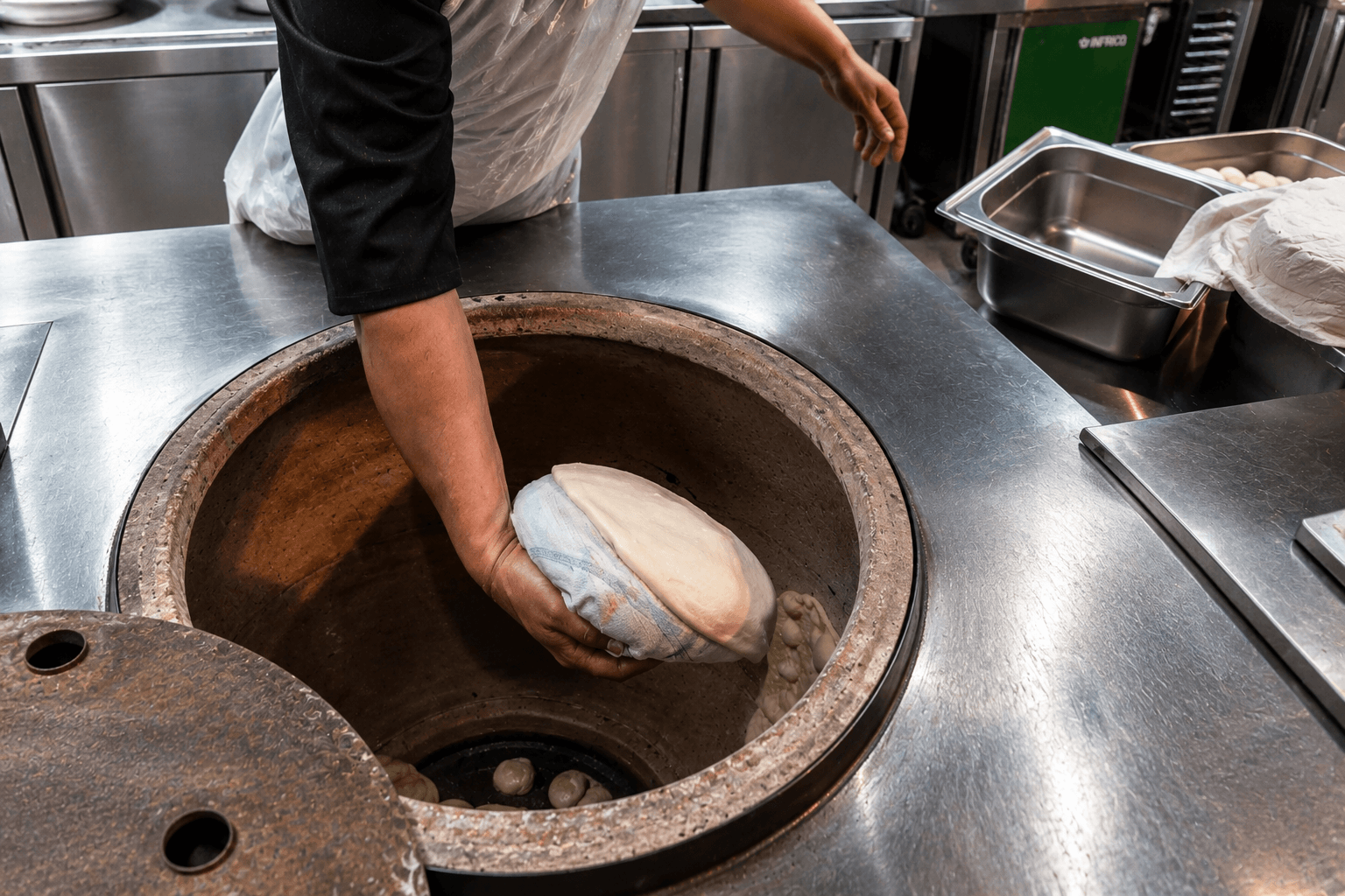 Naan maison cuit au four tandoor — Grill du Haillan Bordeaux