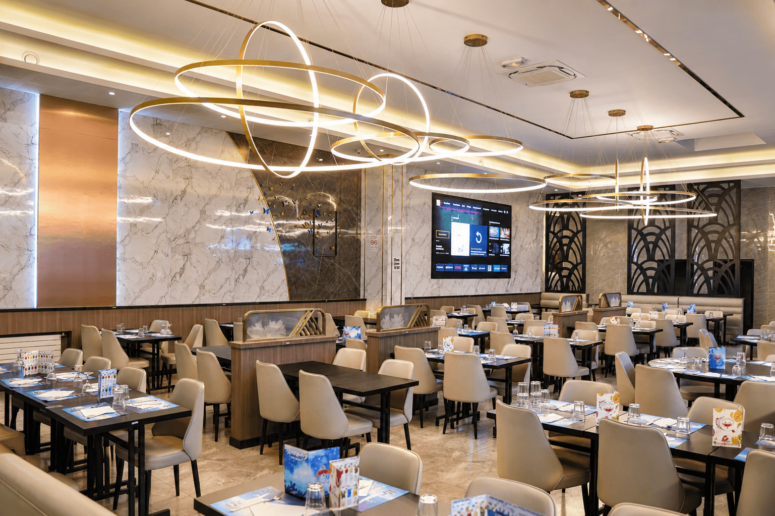 Salle du restaurant Grill du Haillan avec lustres anneaux suspendus — buffet Bordeaux
