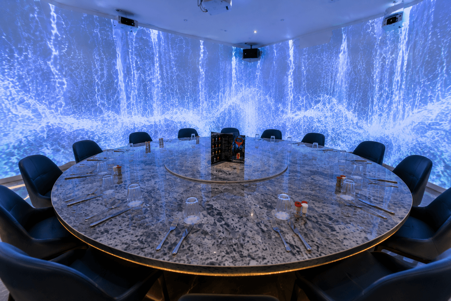 Salon privé immersif avec projection cascade — Grill du Haillan Bordeaux